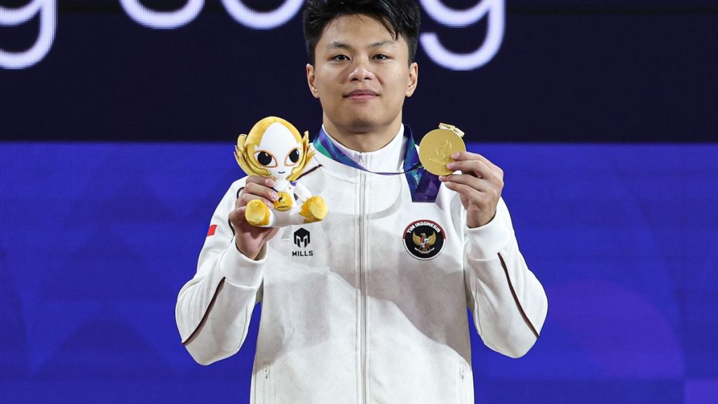 Atlit panahan nasional sedang bersiap membidik sasaran dengan busur panah di arena kompetisi Asian Games 2026