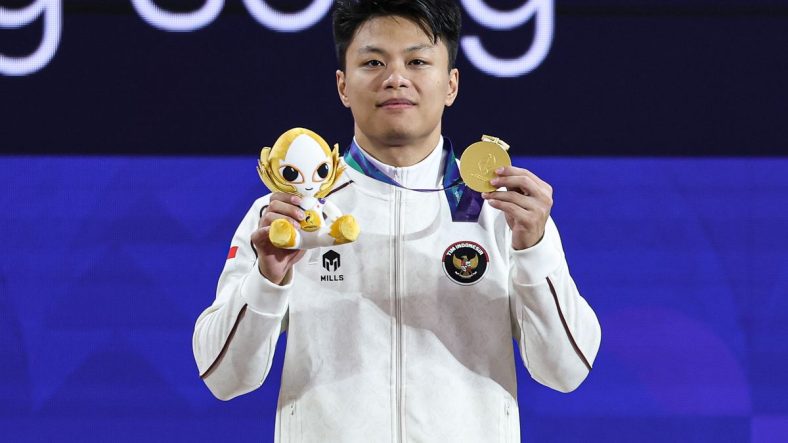 Atlit panahan nasional sedang bersiap membidik sasaran dengan busur panah di arena kompetisi Asian Games 2026
